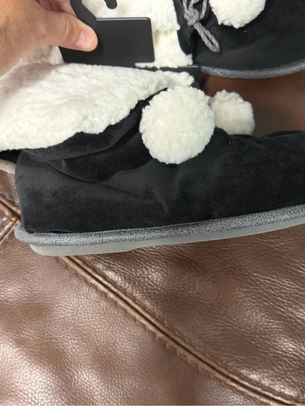 Cozy Sherpa NWT!! Pom-Pom Slipper Boots in Black and Cream Sz 5-6…..112